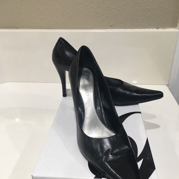 Gently used Classic Black Pump size 7.5. 3 in heel - Picture 4 of 5